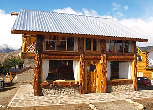 Alojamientos rústicos en Chubut Cabañas Rústicas en Esquel EL PALENQUE, Fachada de casa de madera